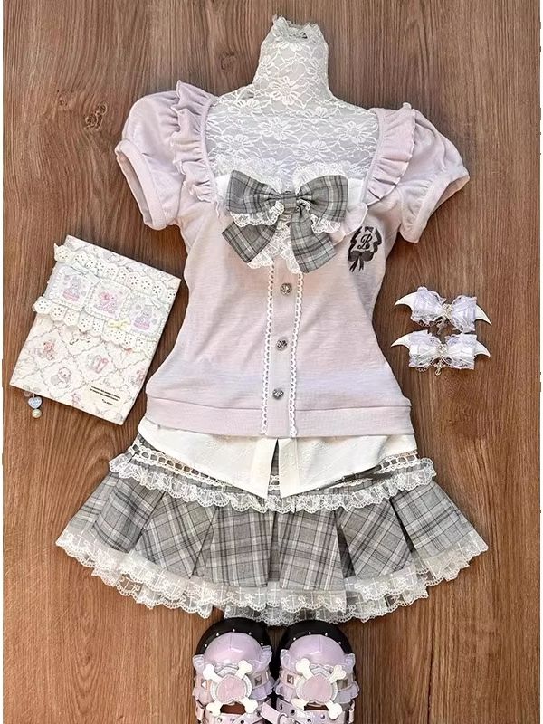 Anime & Cosplay Expo Acx 2025 - 女性用ピンクレースパッチワークトップ、大きなリボンとパフスリーブ付き、グレーのチェック柄ハイウエストプリーツスカートのツーピースセット、ロリータスタイル、日本の甘いガーリースタイル、ソフトガールスタイル、JKスタイル、原宿スタイル、プリンセススタイル、レトロキュート、年齢を若く見せる、スリム効果のある、春夏向けフィット感のある衣装、普段着、デート、ショッピング、写真撮影、パーティー、アニメコンベンション、キャンパススタイル、二次元少女、スクールユニフォームスタイル、リボン装飾付きのファッショナブルな衣装、レーストリム、チェック柄プリーツスカート、甘くてクールな少女。